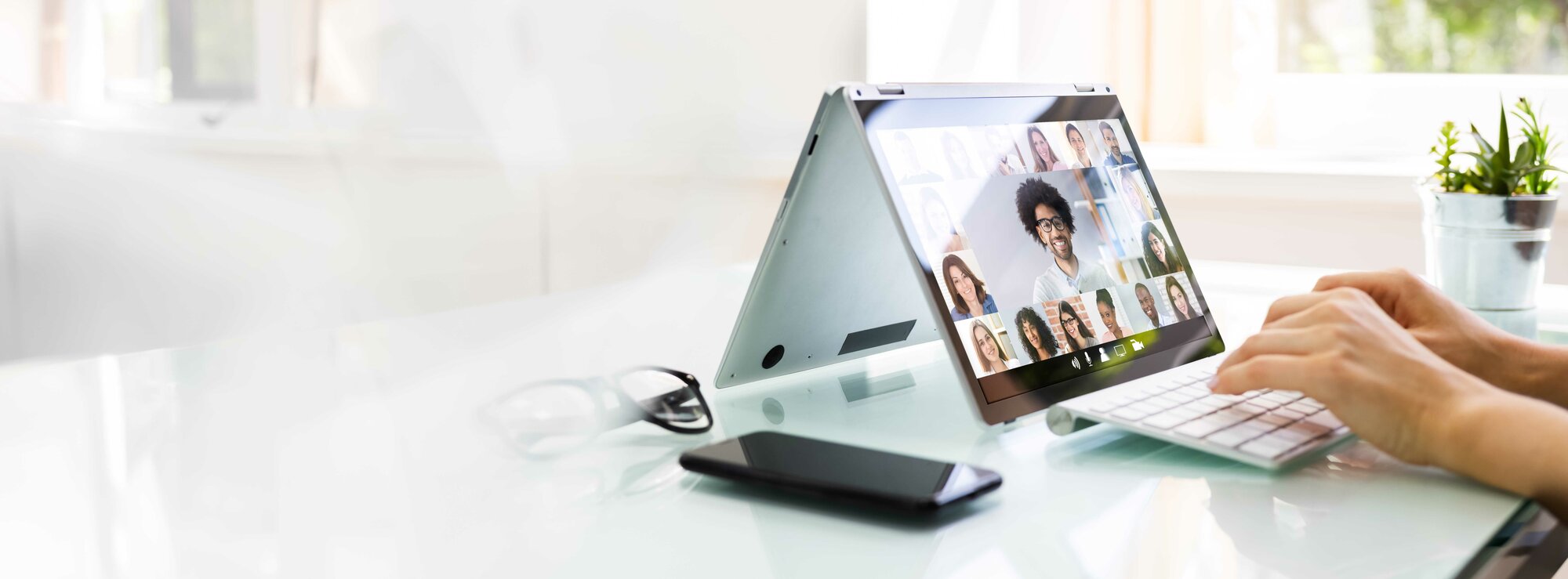 Ein Zuschauer sitzt am Tablet in einer Videokonferenz